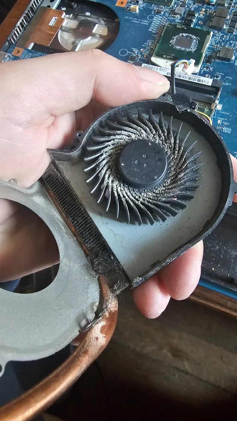 Démontage d'un ordinateur portable pour diagnostic et dépannage